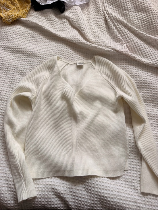 Abercrombie & Fitch Sweaters - Abercrombie Women's White V-Neck Ribbed Sweater